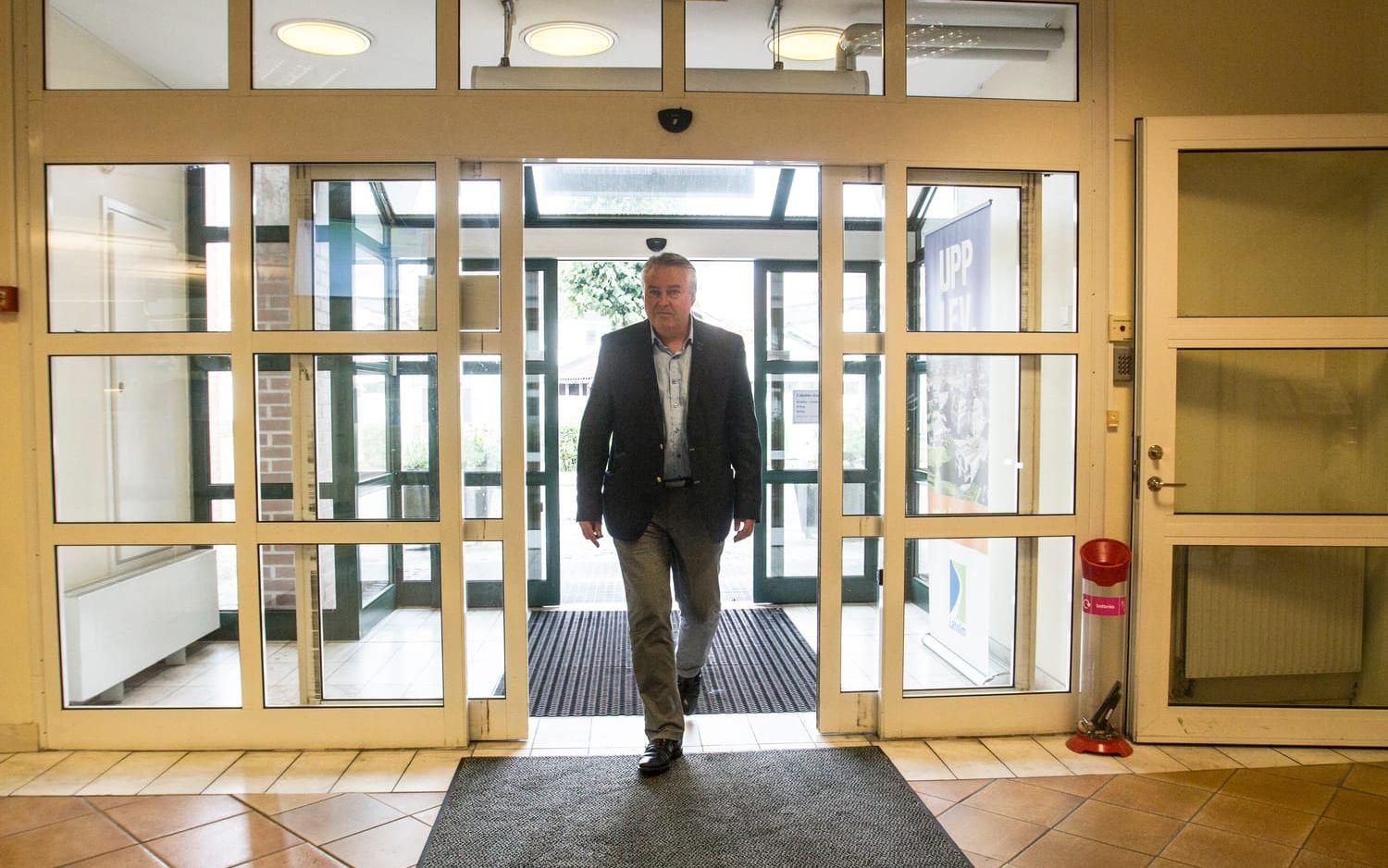 Kliver in. Laholms nya kommunchef Peter Andreasson klev in genom dörrarna till Stadshuset på torsdagen. Bild: Jonatan Gernes