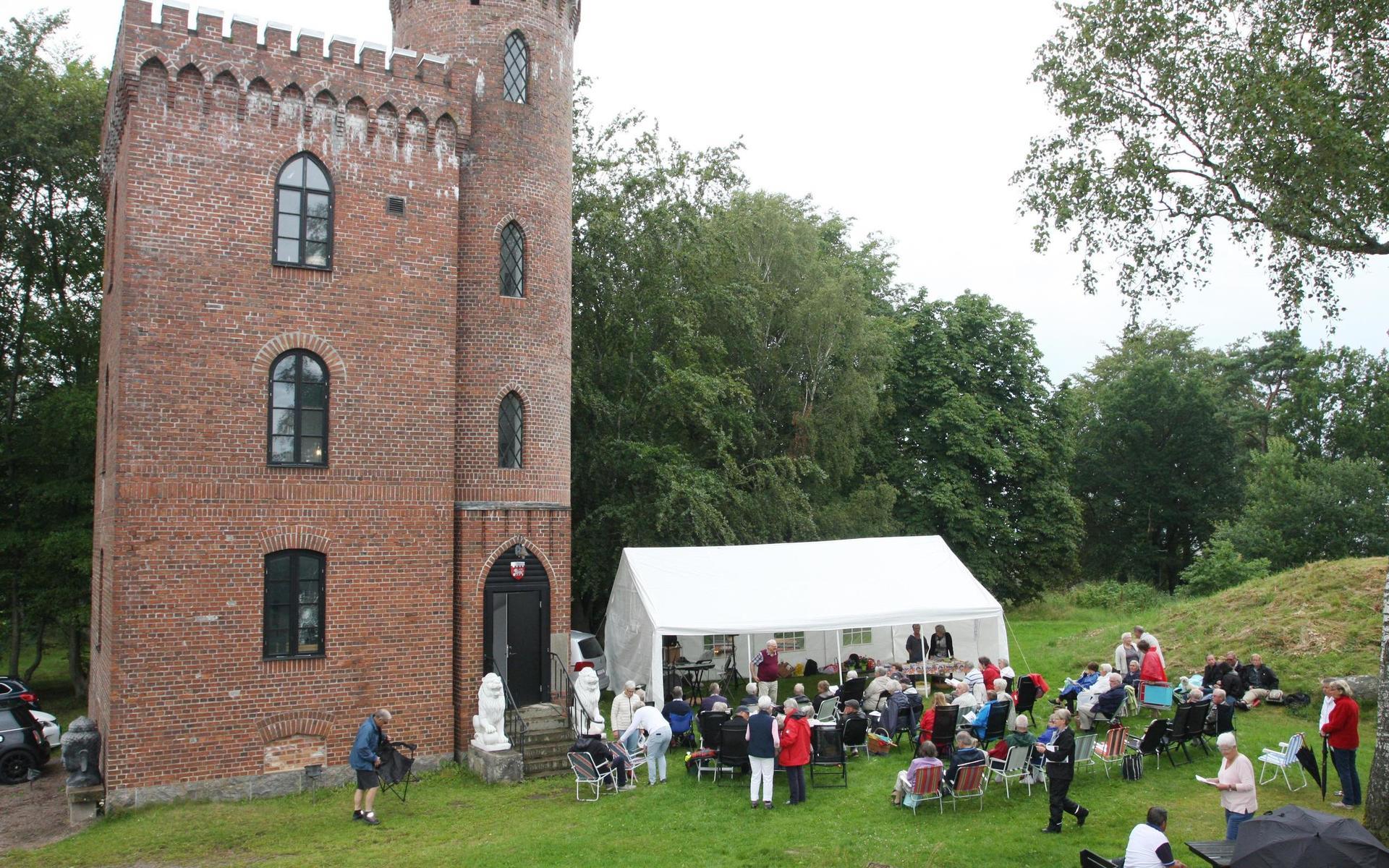 Nebotornet är ett landmärke i Veinge och har även fungerat som samlingsplats för olika evenemang. som här när SPF Veinge-Tjärby anordnade allsång 2017.