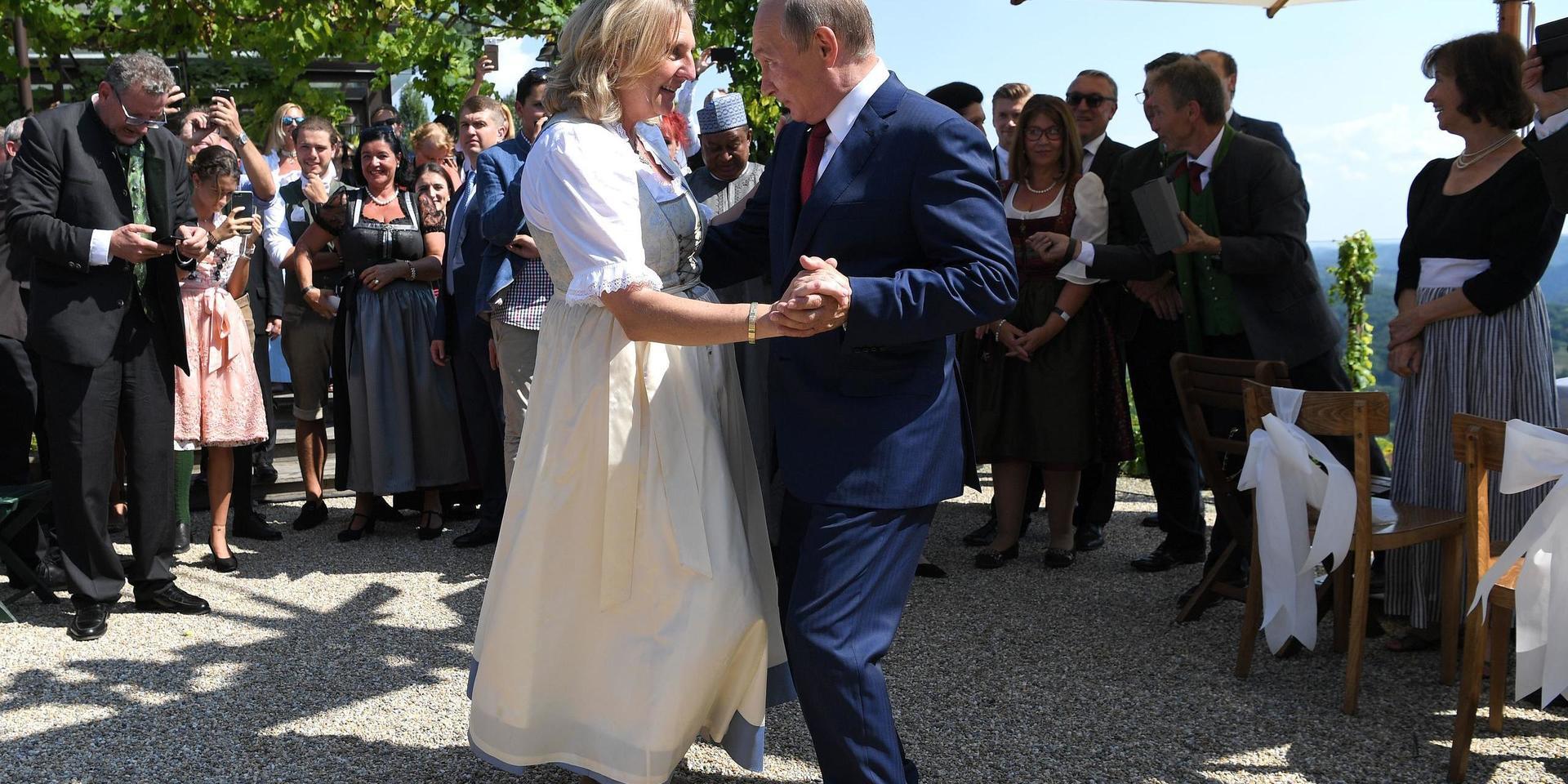 Österrikes tidigare utrikesminister Karin Kneissl nomineras till styrelsen i Rysslands statliga oljejätte. Här dansar hon med den ryske presidenten Vladimir Putin på sitt bröllop, 2018. Arkivbild.