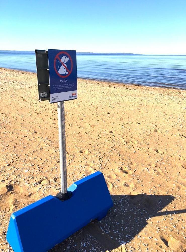 De nya skyltarna placeras nere på stranden i stället för uppe vid dynerna och sätts i blå betonggrisar.