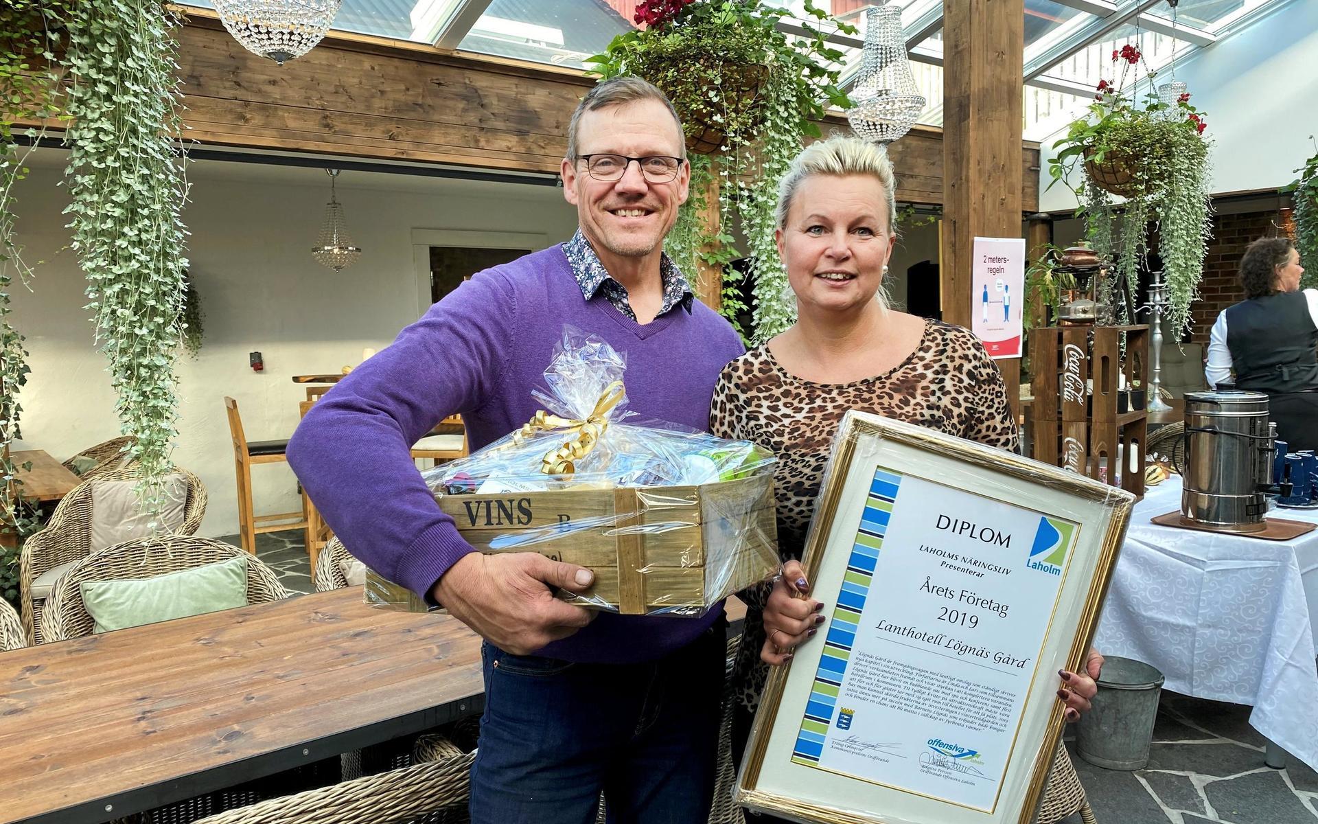 Lars och Linda Andersson på Lanthotell Lögnäs gård fick pris som Årets företag.