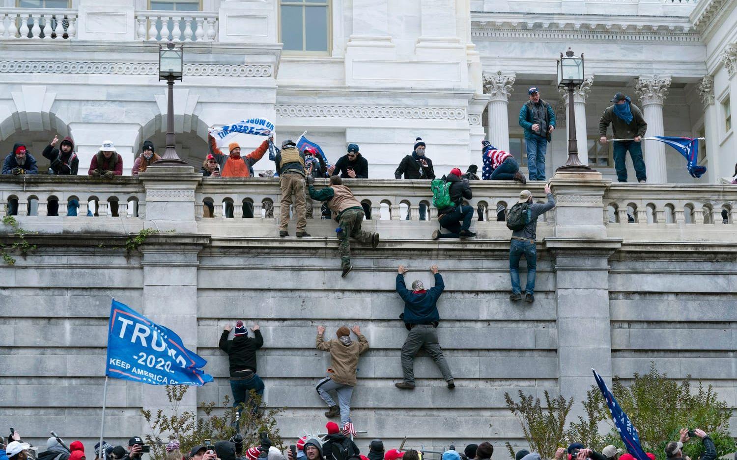 Den 6 januari 2021 stormades Kapitolium. Den dagen hade USA:s kongressledamöter samlats i Kapitolium för att räkna presidentvalets elektorsröster och formellt utse demokraten Joe Biden till segrare och näste president. 