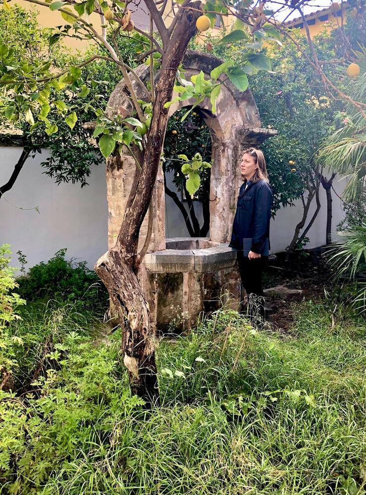 Trädgården som hör till lägenheten i Son Armadams, Sofia och Kristoffers första kommersiella projekt, är 90 kvadrat. ”En så stor privat trädgård är väldigt ovanligt mitt inne i Palma,” konstaterar Kristoffer.
