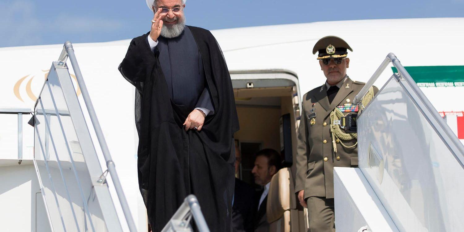 Irans president Hassan Rohani går av ett flygplan. Arkivbild.