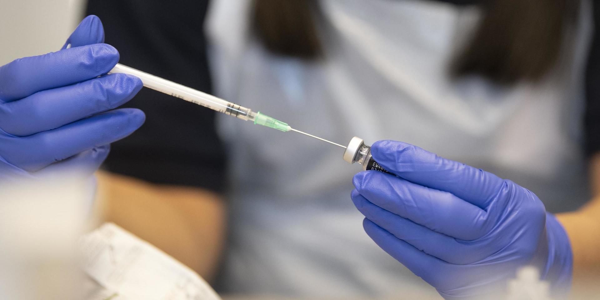 Personalen på Stranängshälsan gjorde en felräkning. På eftermiddagen hade vårdcentralen cirka 60 vaccindoser över. 