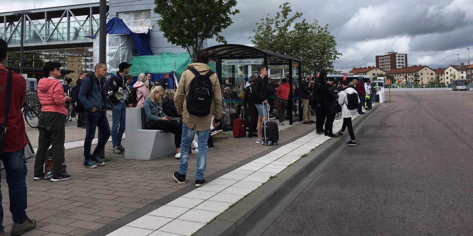 Passagerarna på Öresundståget från Halmstad fick under måndagseftermiddagen sätta sig på ersättningsbuss i stället.