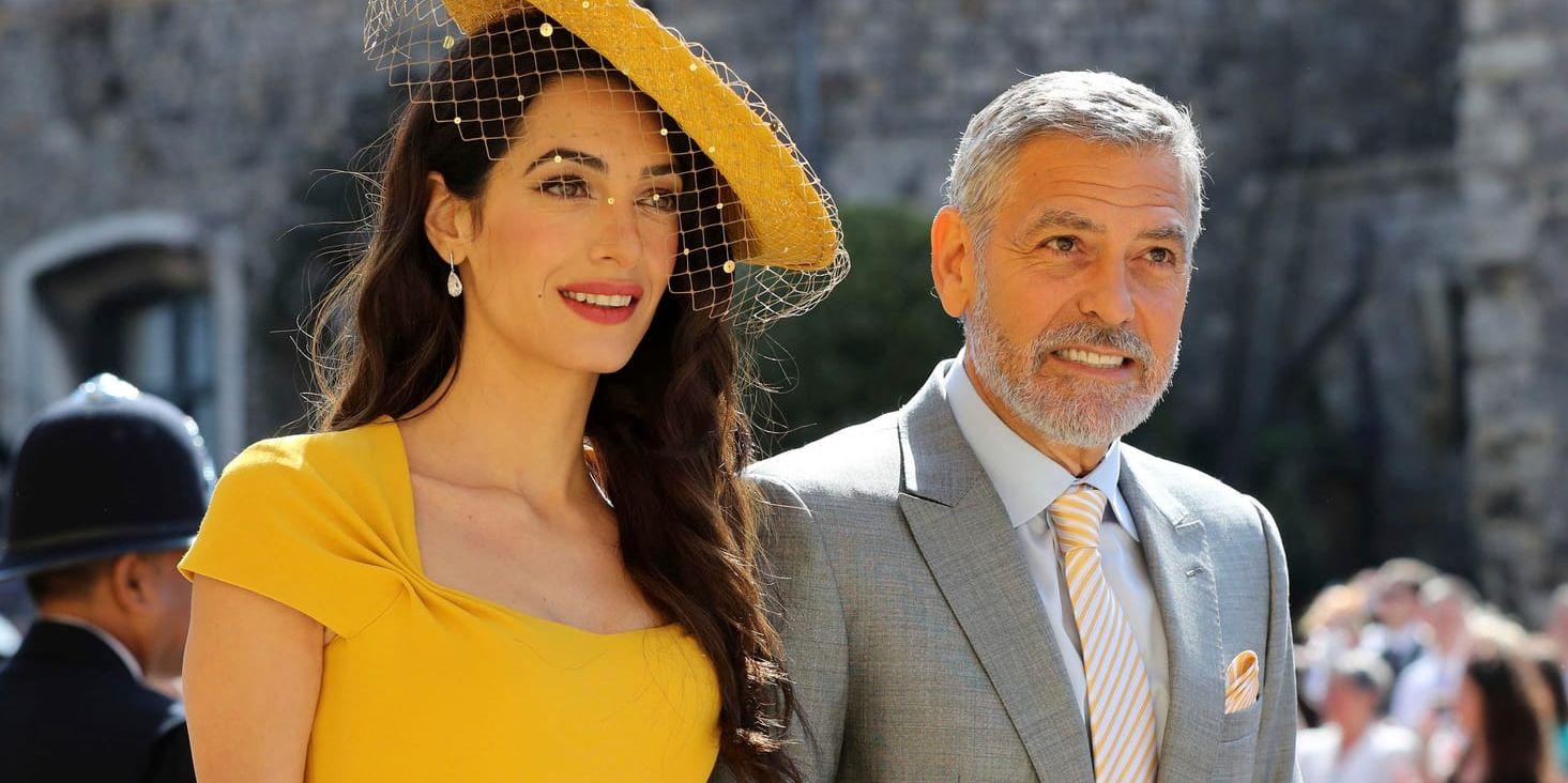 Människorättsadvokaten Amal Clooney med maken, skådespelaren George Clooney, var bland de första gästerna att anlända vid 10.30 på förmiddagen brittisk tid.