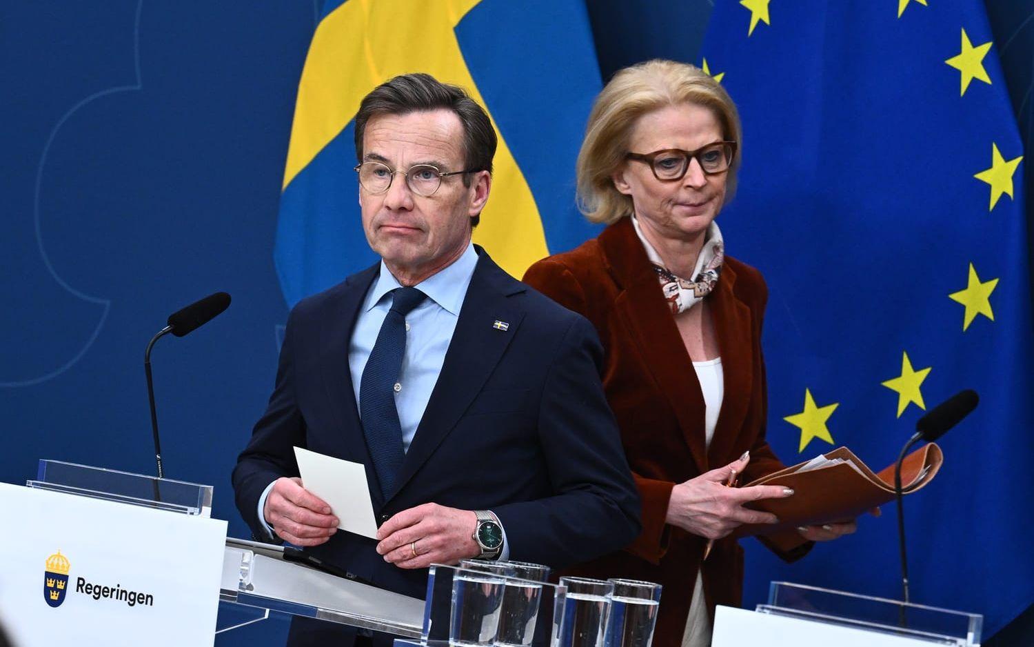 Statsminister Ulf Kristersson (M) och finansminister Elisabeth Svantesson (M) under pressträffen.