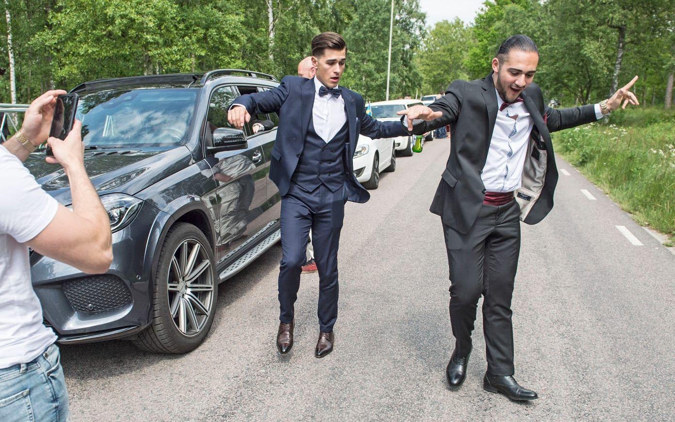 – Vänta, vänta, nu kommer droppet. Fatmir Haliti och Kaes Ahmad var peppade inför balen och hade svårt att stå stilla när basen drog i gång på bilstereon. Bild: Jari Välitalo