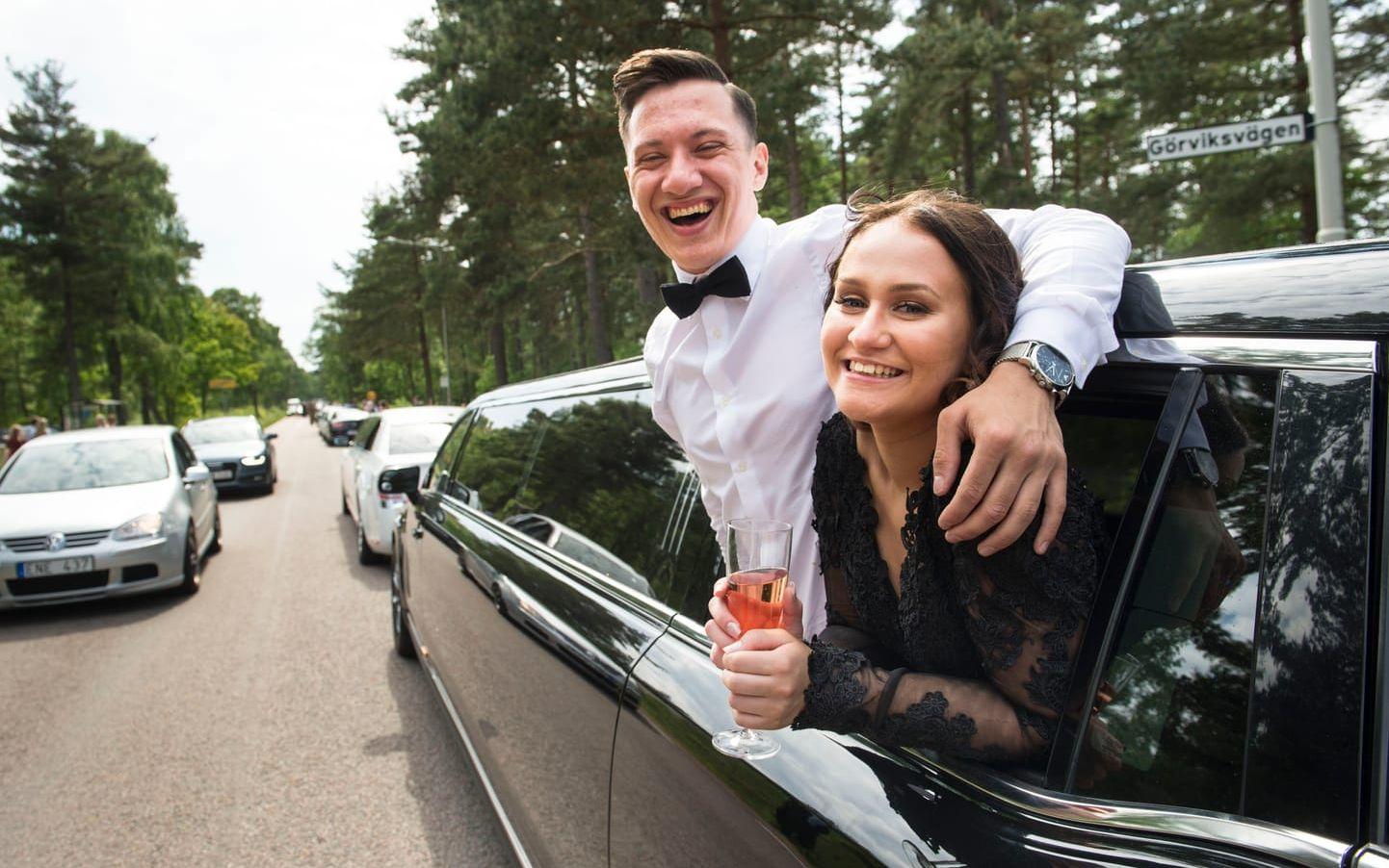 Henrik Johansson och Mimi Aronsson från Sannarpsgymnasiet tog lite frisk luft genom att stoppa ut huvudet genom limousinens ruta. Bild: Jari Välitalo