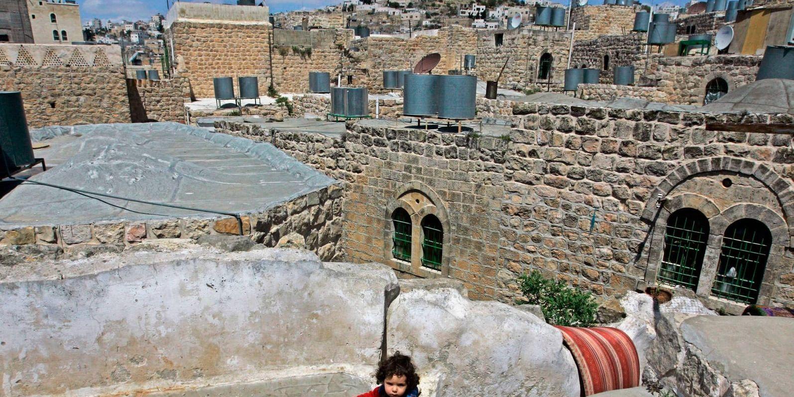 En flicka leker på ett tak i gamla stan i Hebron, Västbanken. Arkivbild.