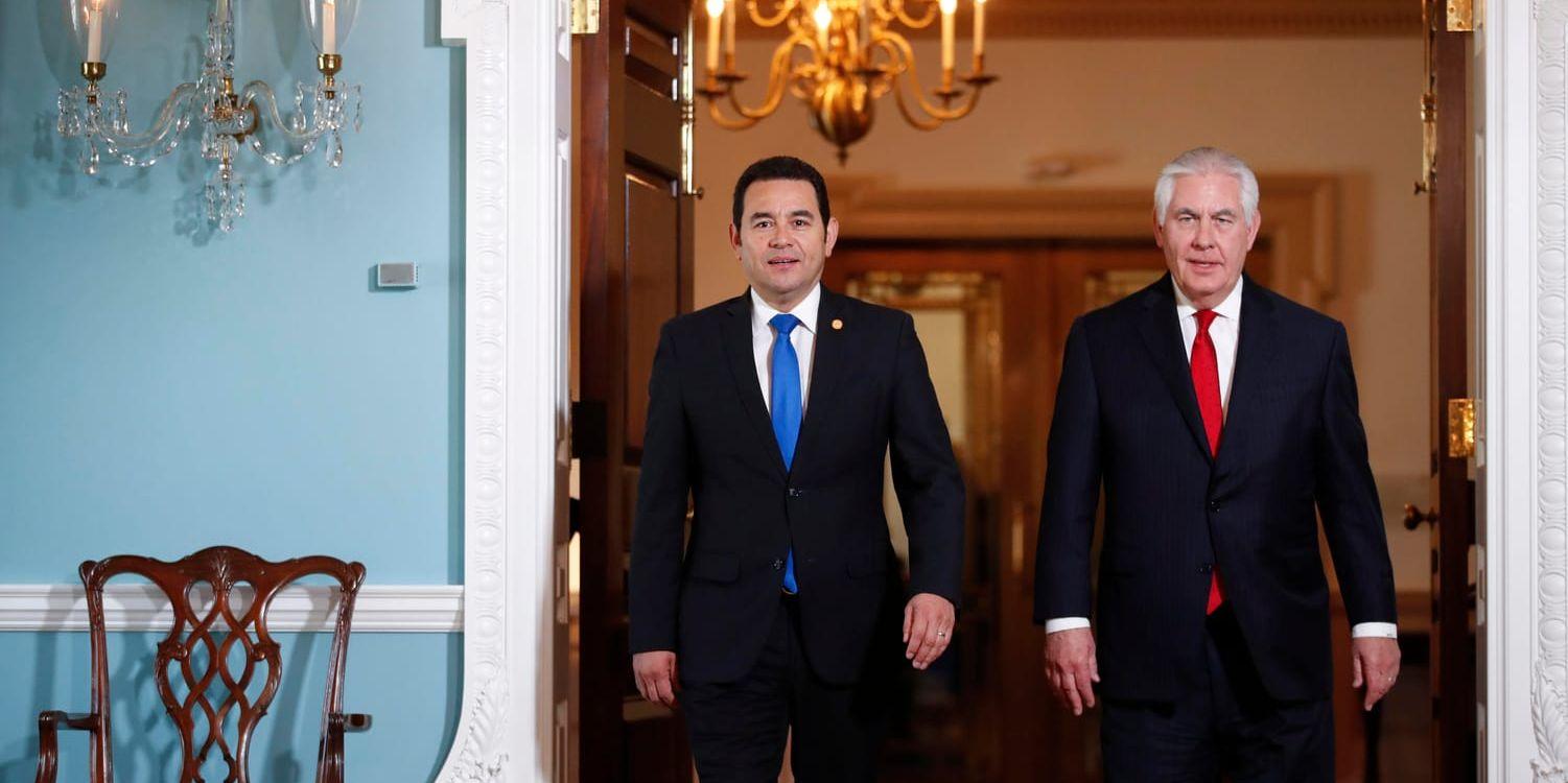 Guatemalas president Jimmy Morales tillsammans med USA:s utrikesminister Rex Tillerson. Arkivbild.