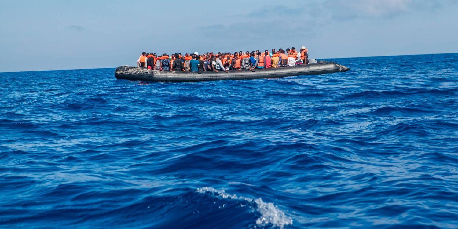 En gummibåt med 129 människor ombord flyter runt utan styrning den 1 augusti utanför Libyen. Arkivbild.
