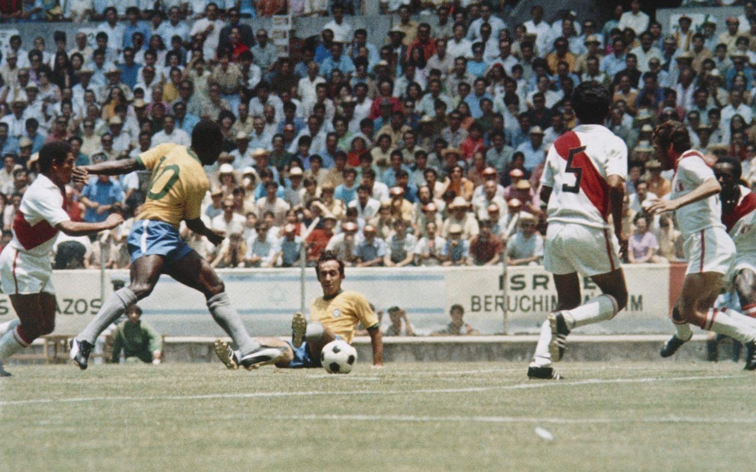 Efter det tackade Pelé för sig i landslaget, trots att han inte ens hunnit fylla 30. Han är den enda herrspelaren i VM-historien som vunnit tre guld.