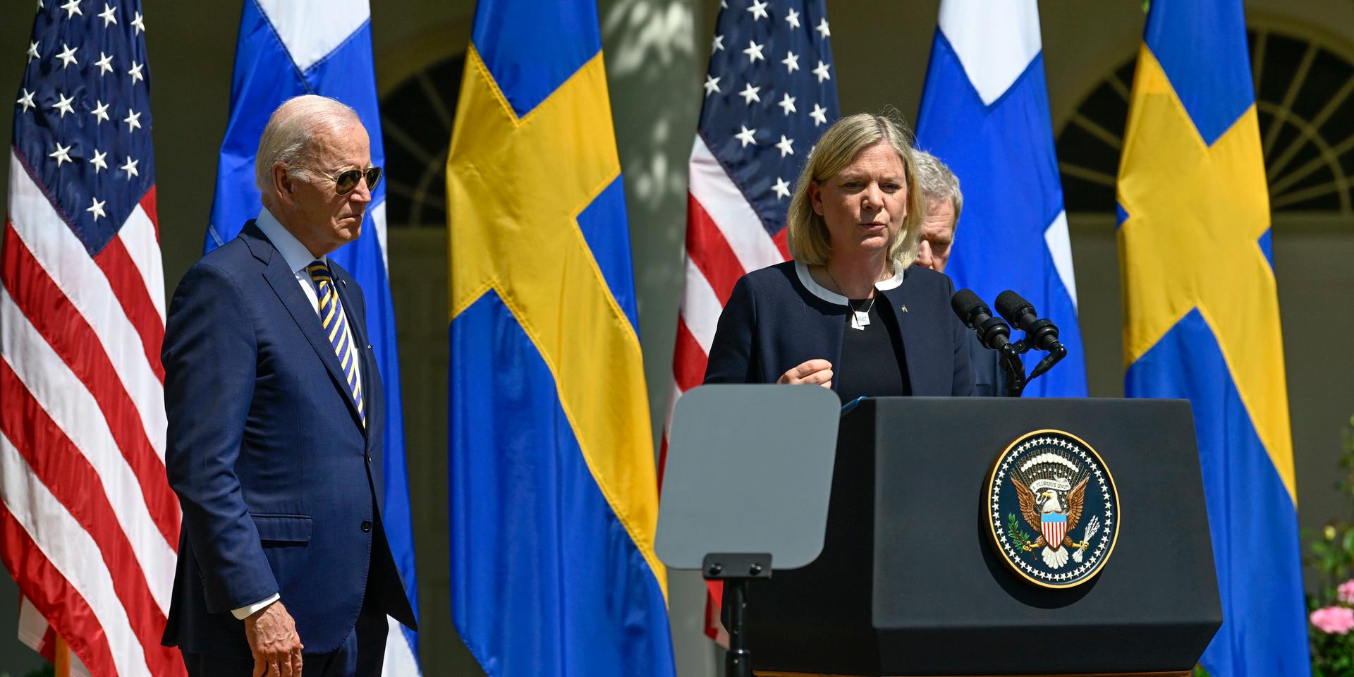 Statsminister Magdalena Andersson tillsammans med Finlands president Sauli Niinistö och USA:s president Joe Biden.