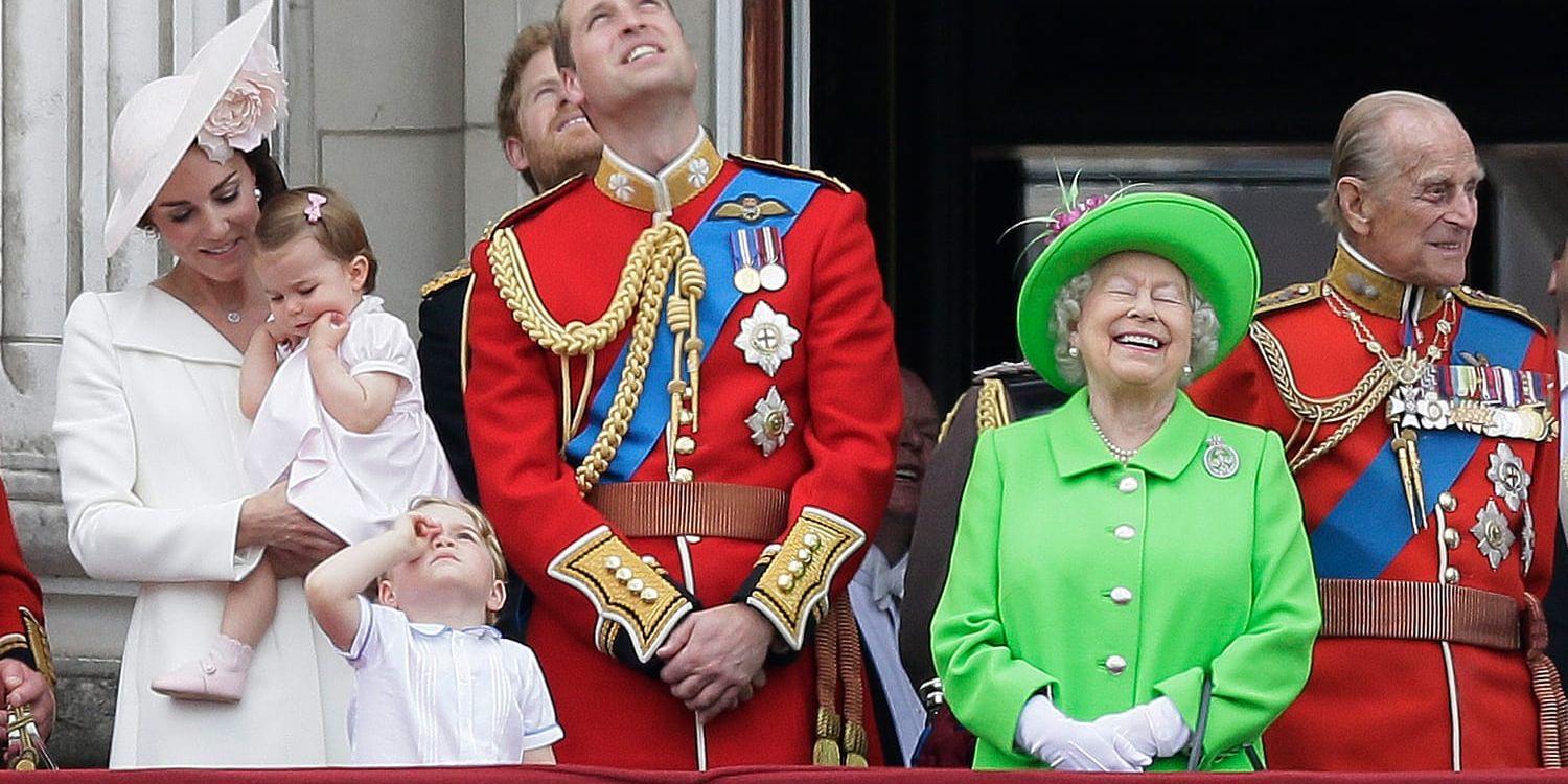 Drottning Elizabeth och andra kungligheter dök upp under en gatufest där tusentals britter hyllade sin monark som fyllt 90 år. Drottningen bar rosa och kom i sällskap med bland andra maken prins Philip.