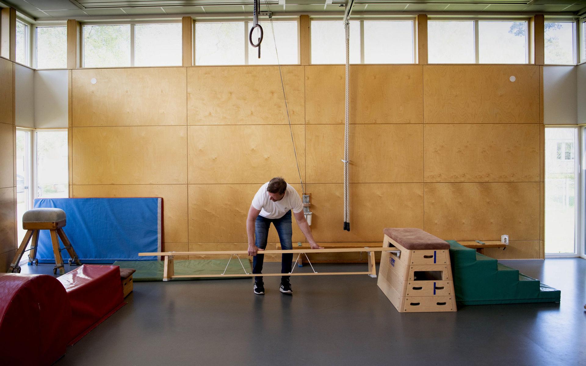 Niklas gör iordning gymnastiksaken på Lummerskolan, där han tillbringar första delen av dagen.