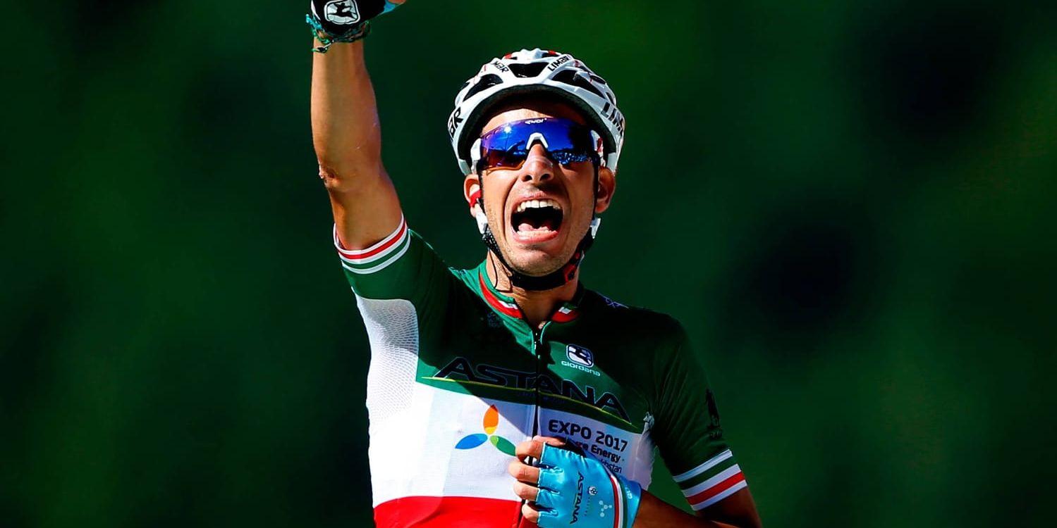 Italienaren Fabio Aru jublar efter att ha korsat mållinjen, och vunnit, den femte etappen av 21 i Tour de France.