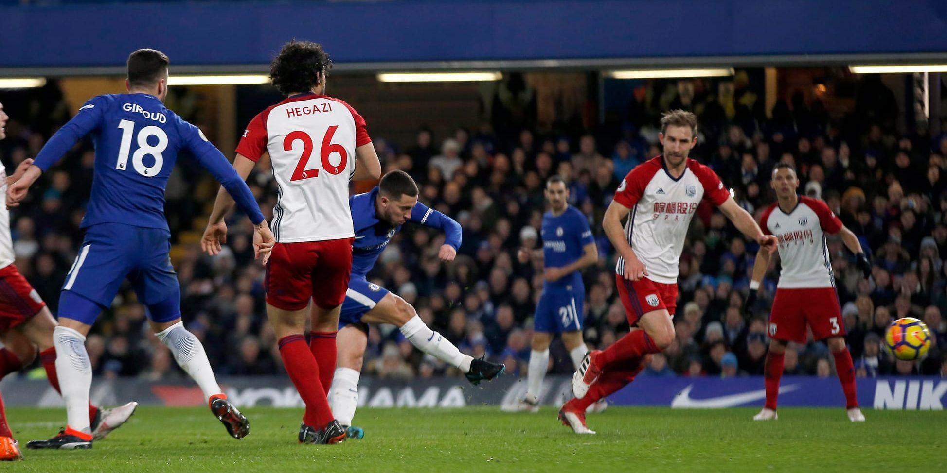 Chelseas Eden Hazard gör sitt första av två mål när det blev seger med 3–0 för Londonlaget mot West Bromwich.