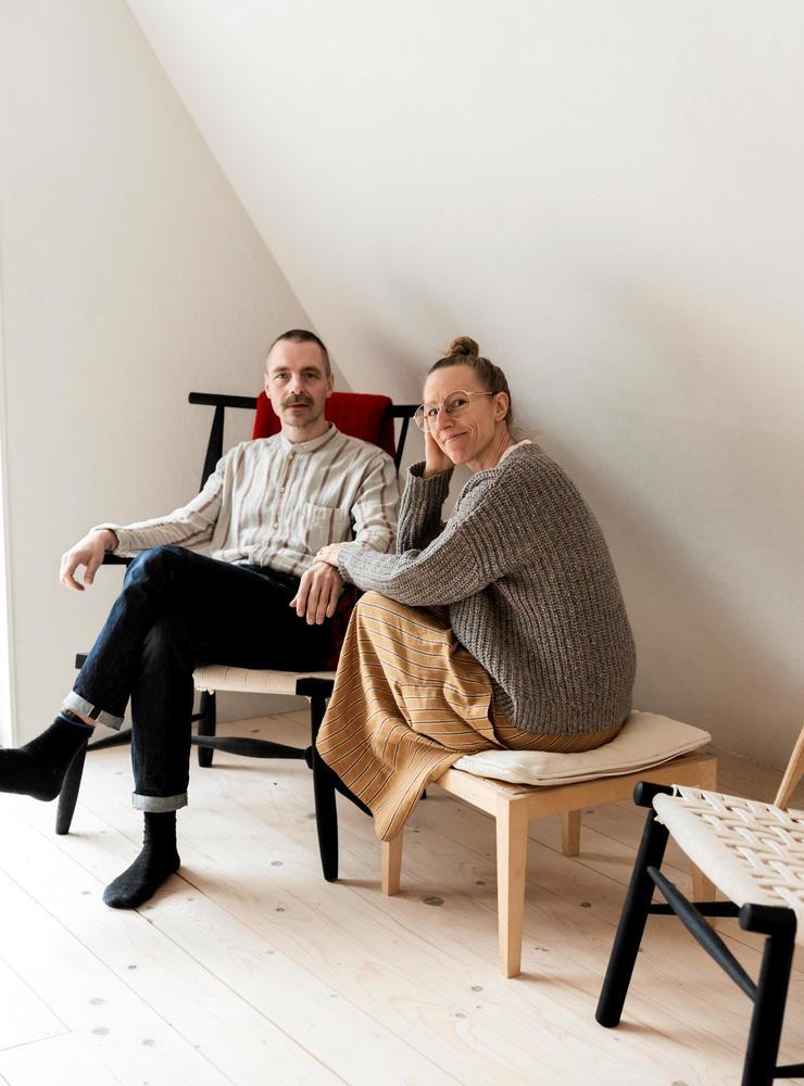 Fredrik och Lina skapar sitt liv tillsammans – med sina händer och tankar. I det triangelfornade nybygget har de sitt showroom med Svenska Stations möbler.