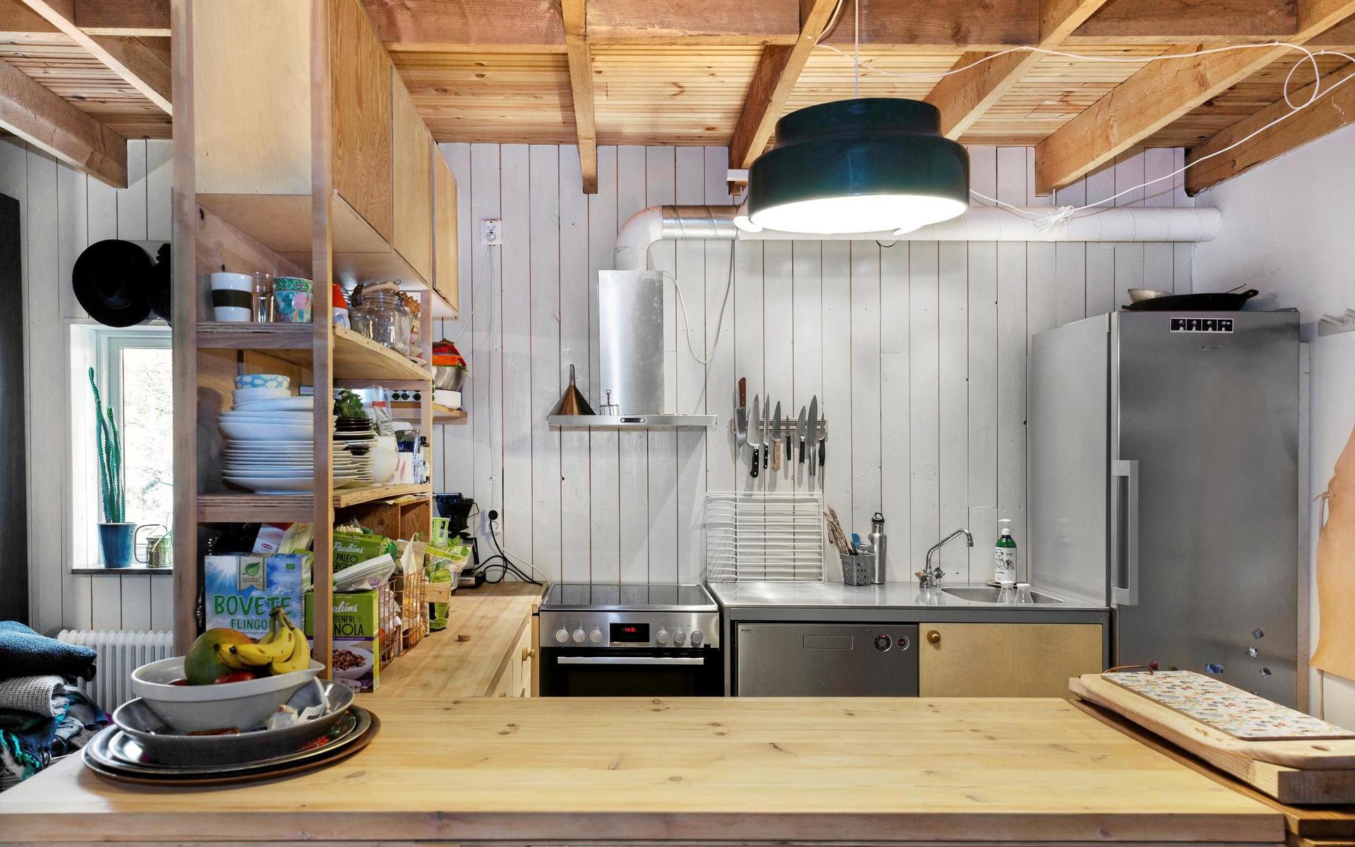 Köket har Fredrik byggt av björkplywood och furuplank. Stilen är representativ för hans och Linas estetik: God funktion är snyggt! Något lulllull behövs inte.