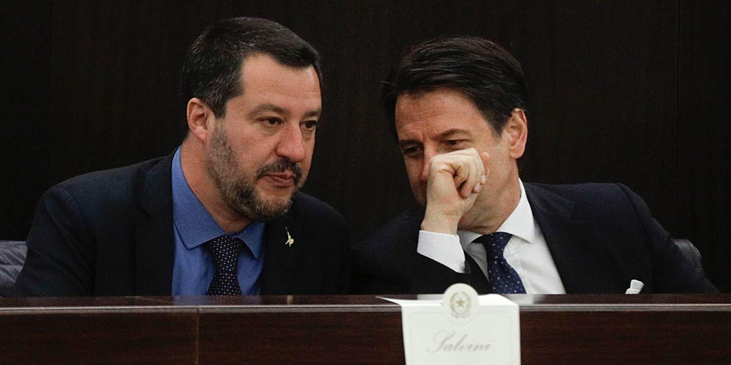 Legaledaren Matteo Salvini (vänster) ser ut att förlora tvisten om sin mututredde rådgivare. Premiärminister Giuseppe Conte (höger) rekommenderar att denne får sparken. Arkivbild.