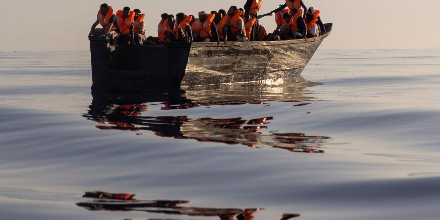 Migranter i en båt cirka 26 sjömil söder om den italienska ön Lampedusa i augusti i fjol. Arkivbild.