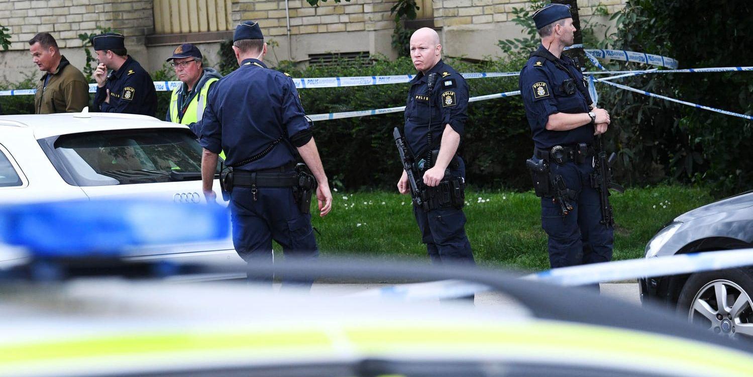 En man i 20-årsåldern har skjutits till döds i Malmö.