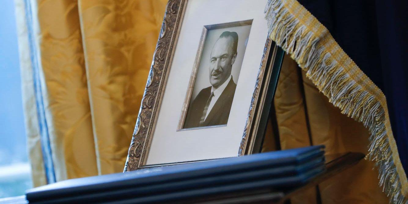 Ett porträtt av USA:s president Donald Trumps far Fred Trump i Ovala rummet i Vita huset. Arkivbild.