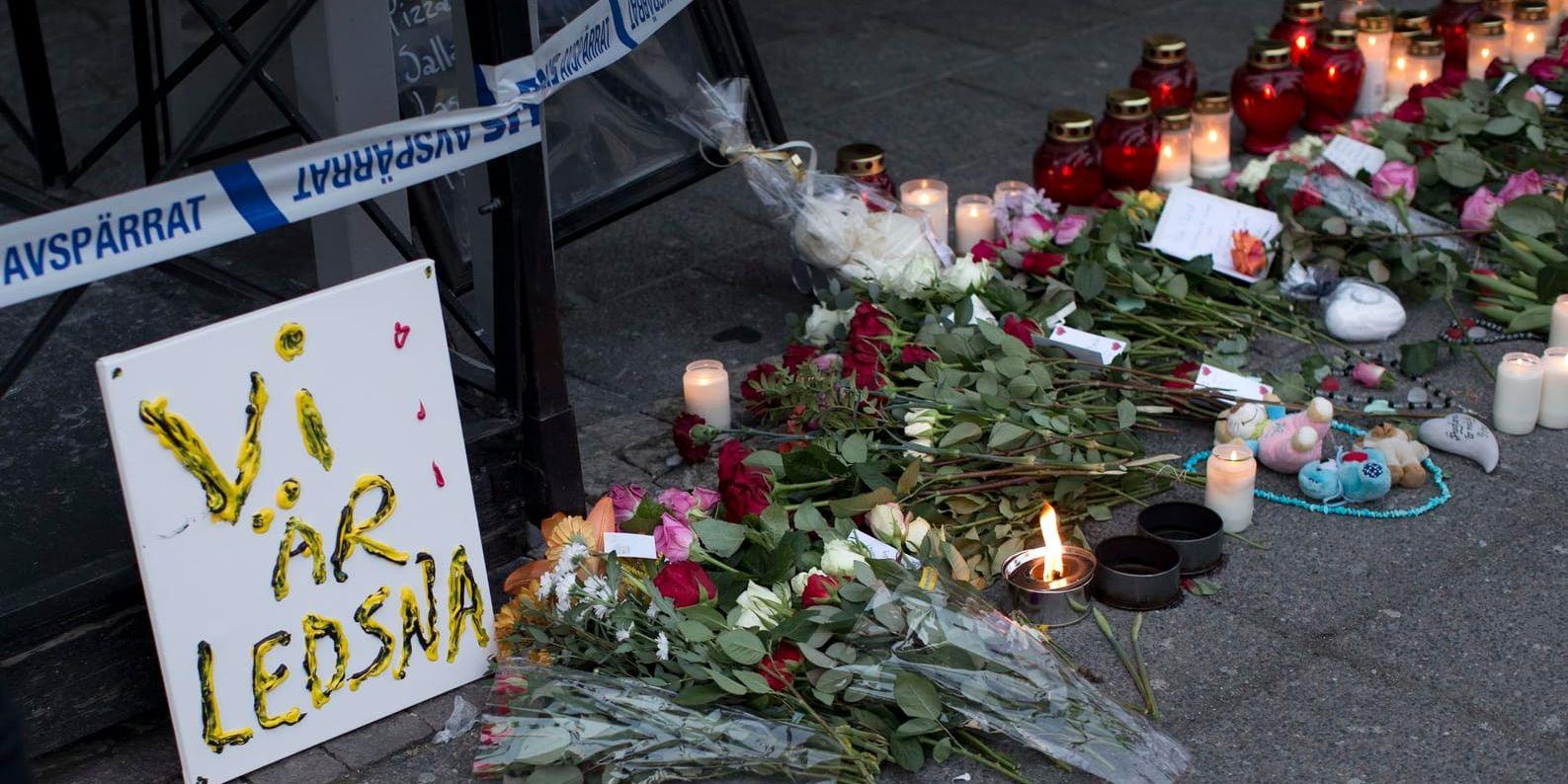 Blommor och ljus vid platsen för skottlossningen där två personer dödades och åtta skadades i mars 2015.