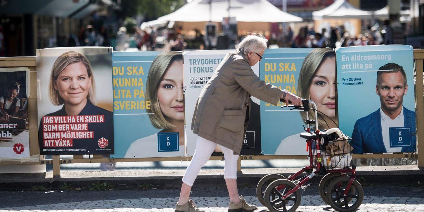 Valaffischer för Socialdemokraterna och Kristdemokraterna uppsatta i Stockholm.