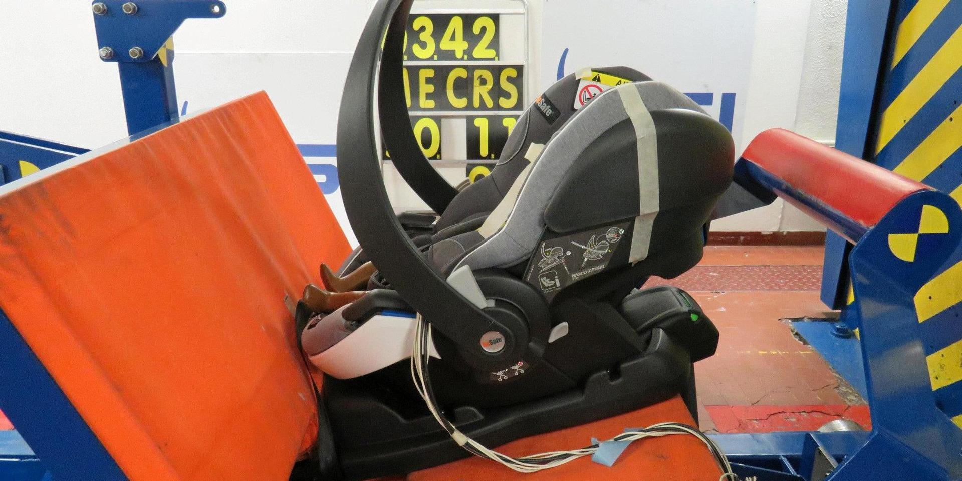 Babyskydden fästs i sin ISOFIX-bas på en krocksläde som simulerar bilsätet. Släden körs och krockas sedan mot en barriär. 