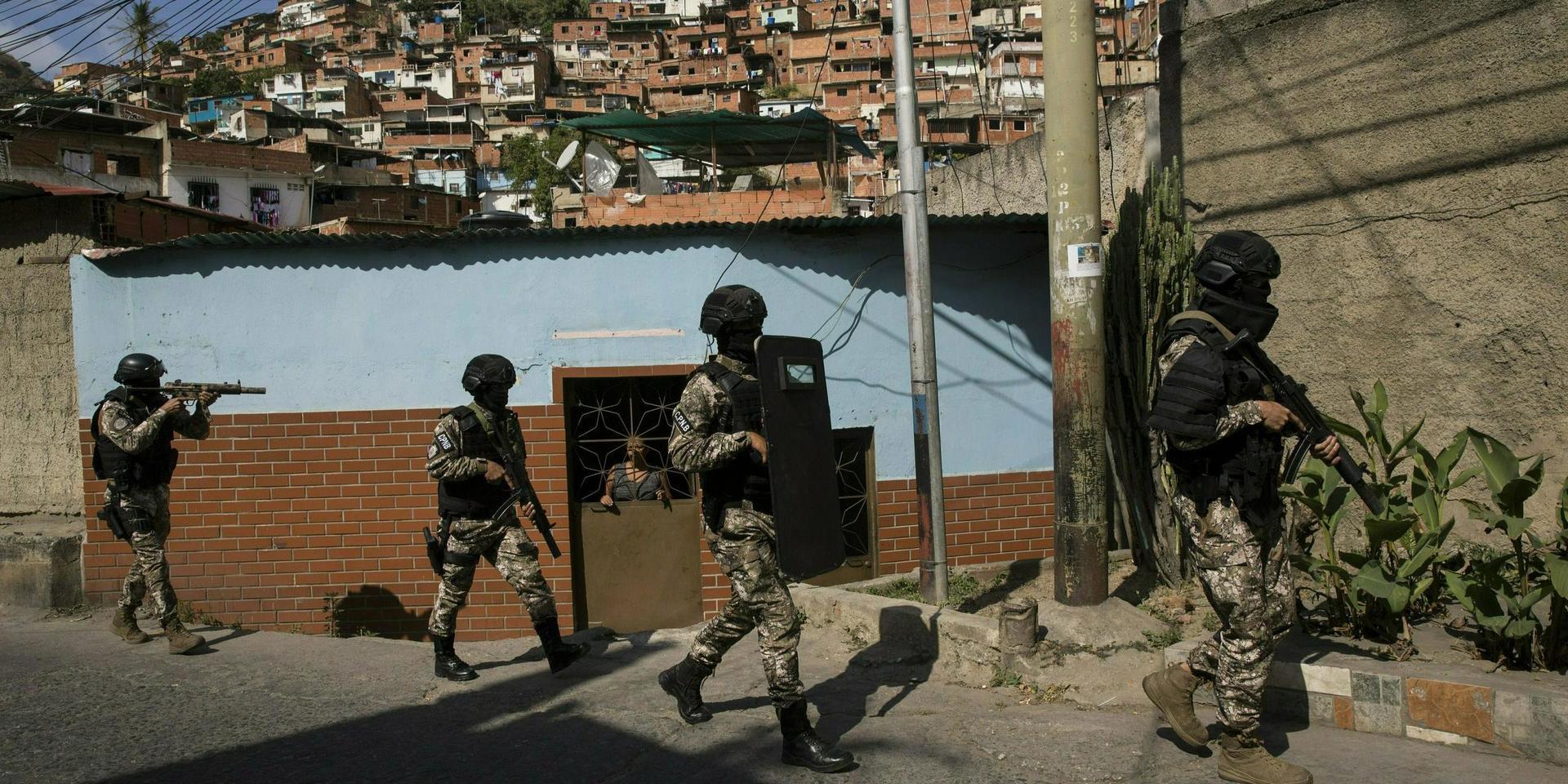 Den venezuelanska polisens elitstyrka Faes, som av FN pekas ut som ansvarig för utomrättsliga avrättningar, under en insats i huvudstaden Caracas. Arkivbild. 