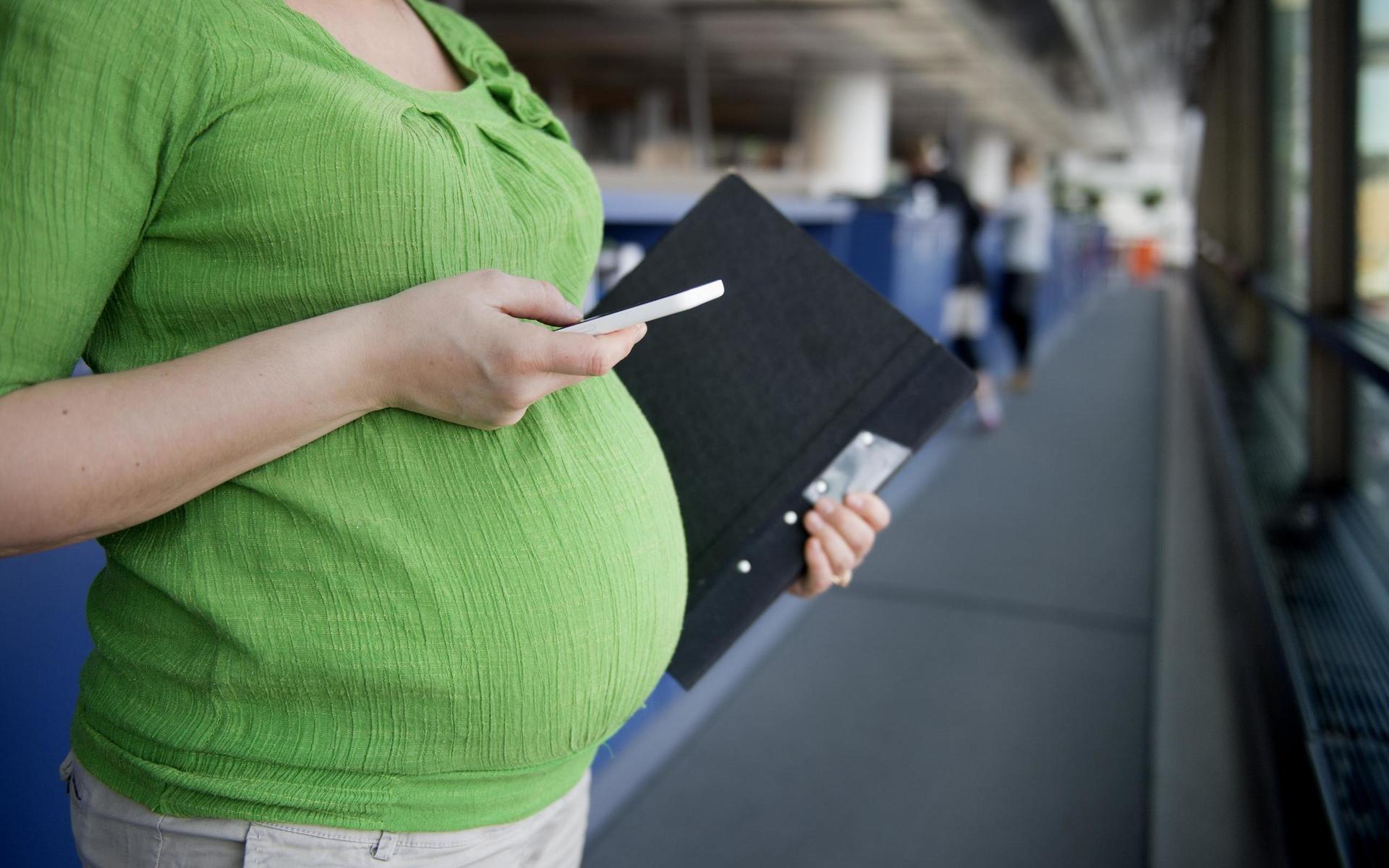 I Halland har många av de som är gravida och jobbar inom vården fått byta till administrativa arbetsuppgifter eller telefonrådgivning.