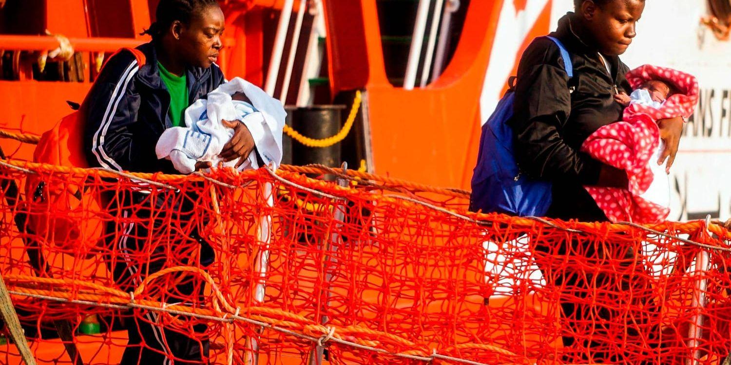 Migranter stiger i land från MSF:s båt Vos Prudence den 14 juli. Organisationen har nekat att skriva under Italiens uppförandekod för frivilliga sjöräddningsinsatser. Arkivbild.