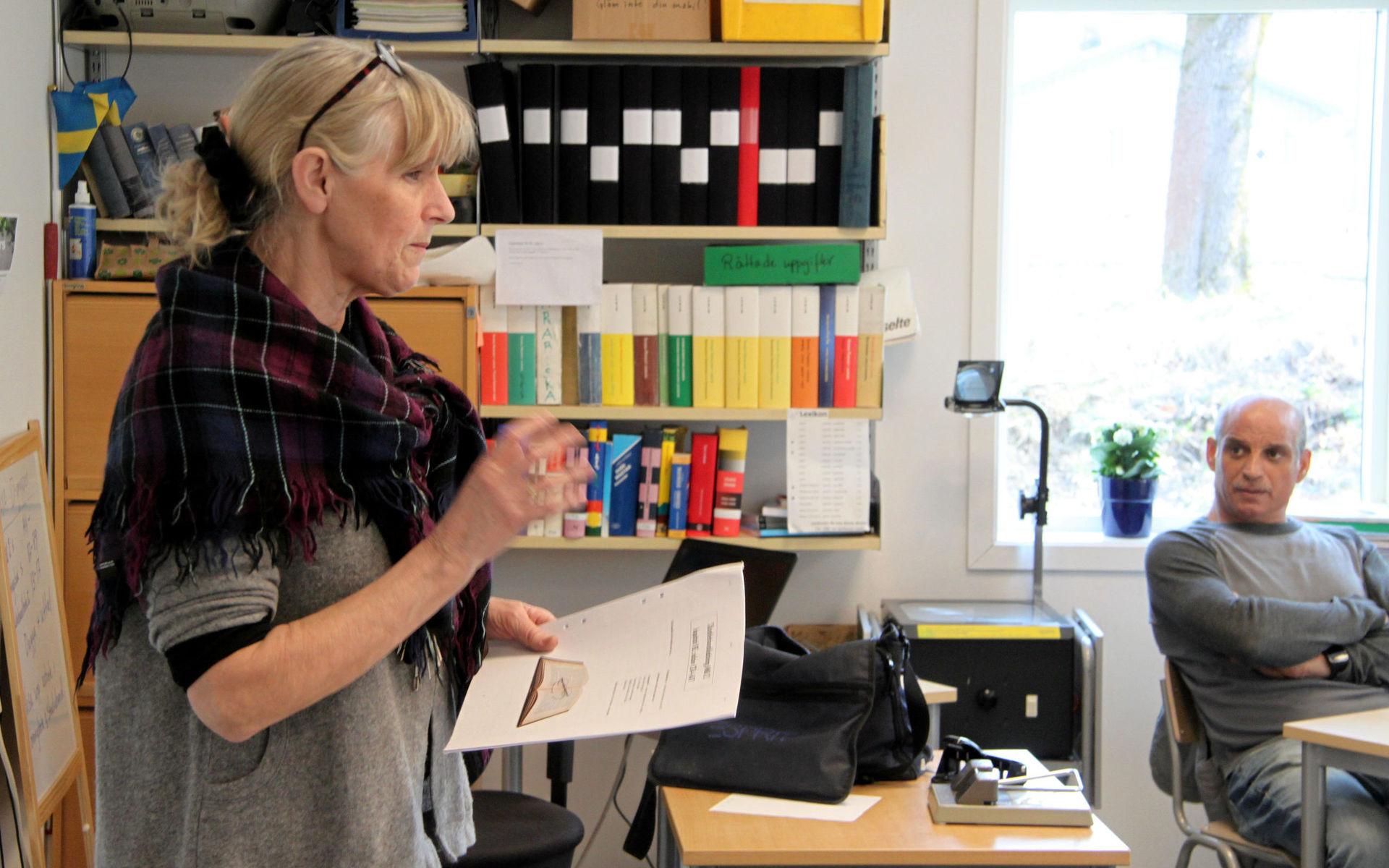 Marie Linde undervisar i svenska för invandrare (SFI).