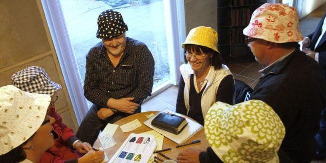 Tänkare. Specialsydda hattar för 18 000 kronor ska hjälpa kommunens chefer att fundera i nya banor.