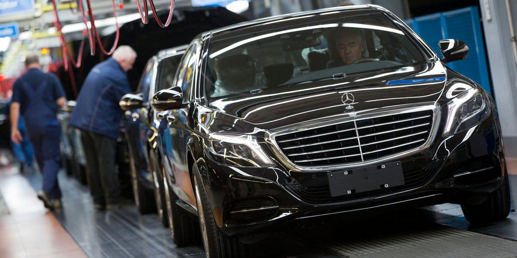Rapportbakslag för Mercedes-Benz-ägaren Daimler. Arkivbild.