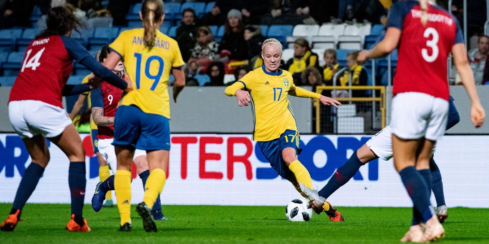 Sveriges lagkapten Caroline Seger, här under en landskamp mot Norge i Helsingborg, tycker att Fifa går emot sina egna stadgar om jämställdhet. Arkivbild.