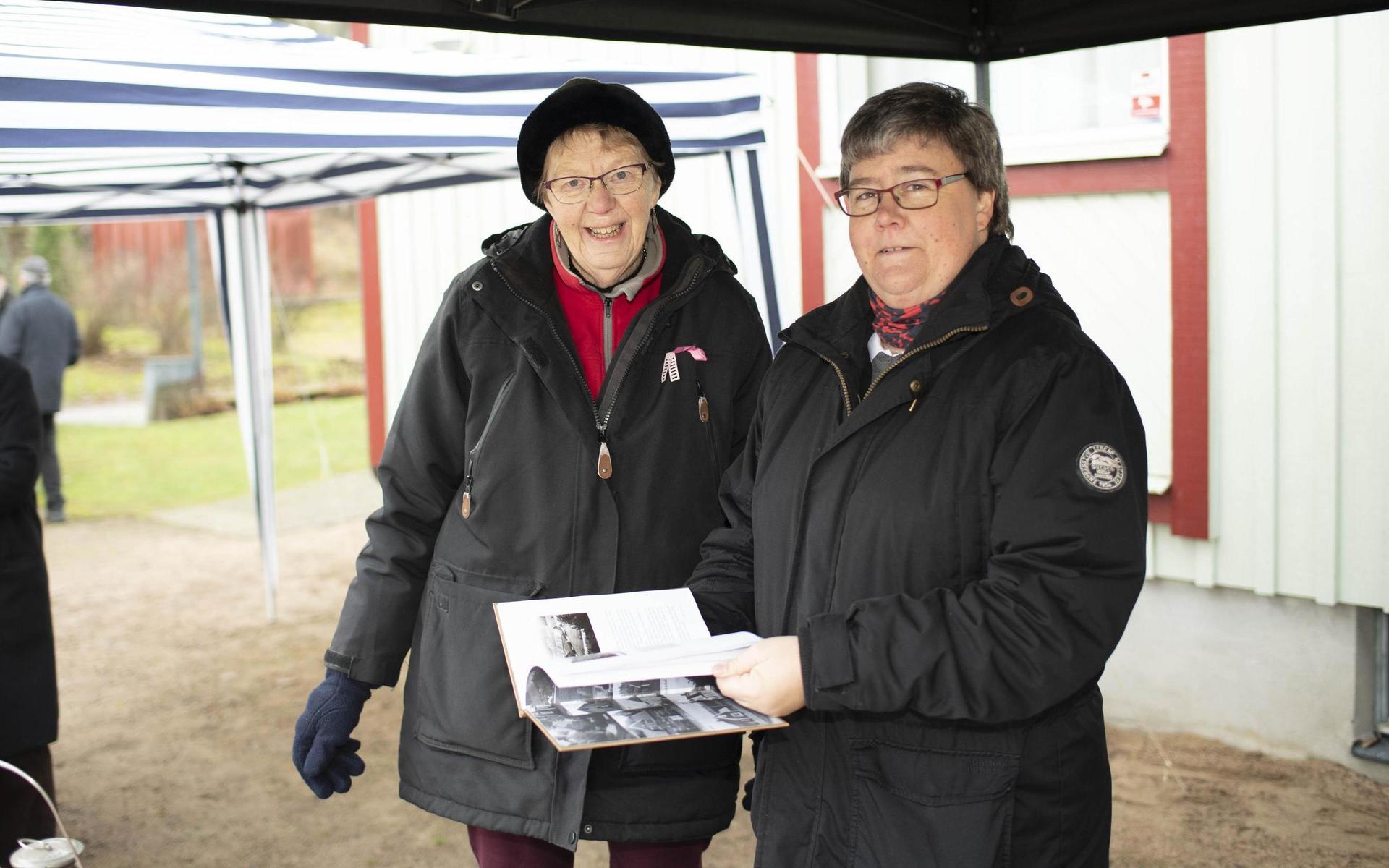 Inga Wiqvist, ordförande i Enslövs hembygdsförening visade stolt upp den nya boken tillsammans med Heléne Bengtsson som tillsammans med sin mamma tog tag i bokprojektet. 