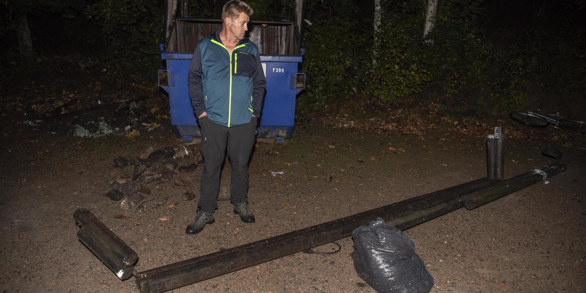 Farligt avfall dumpat vid kommunens lägerskola i den vackra naturen utanför Halmstad.