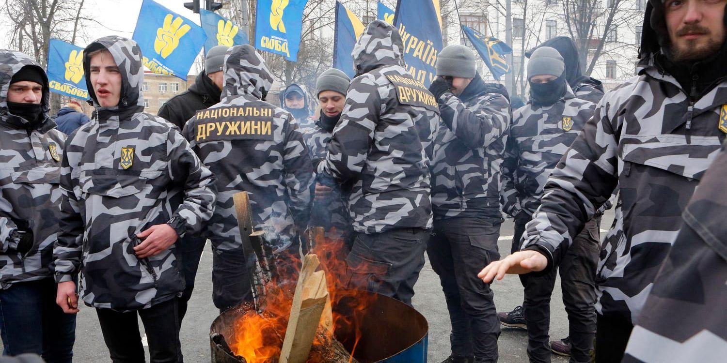 Medlemmar i högerorganisationen Azov Civil Corps i Ukraina försöker stoppa ryska medborgare från att rösta på ryska ambassaden i Kiev.
