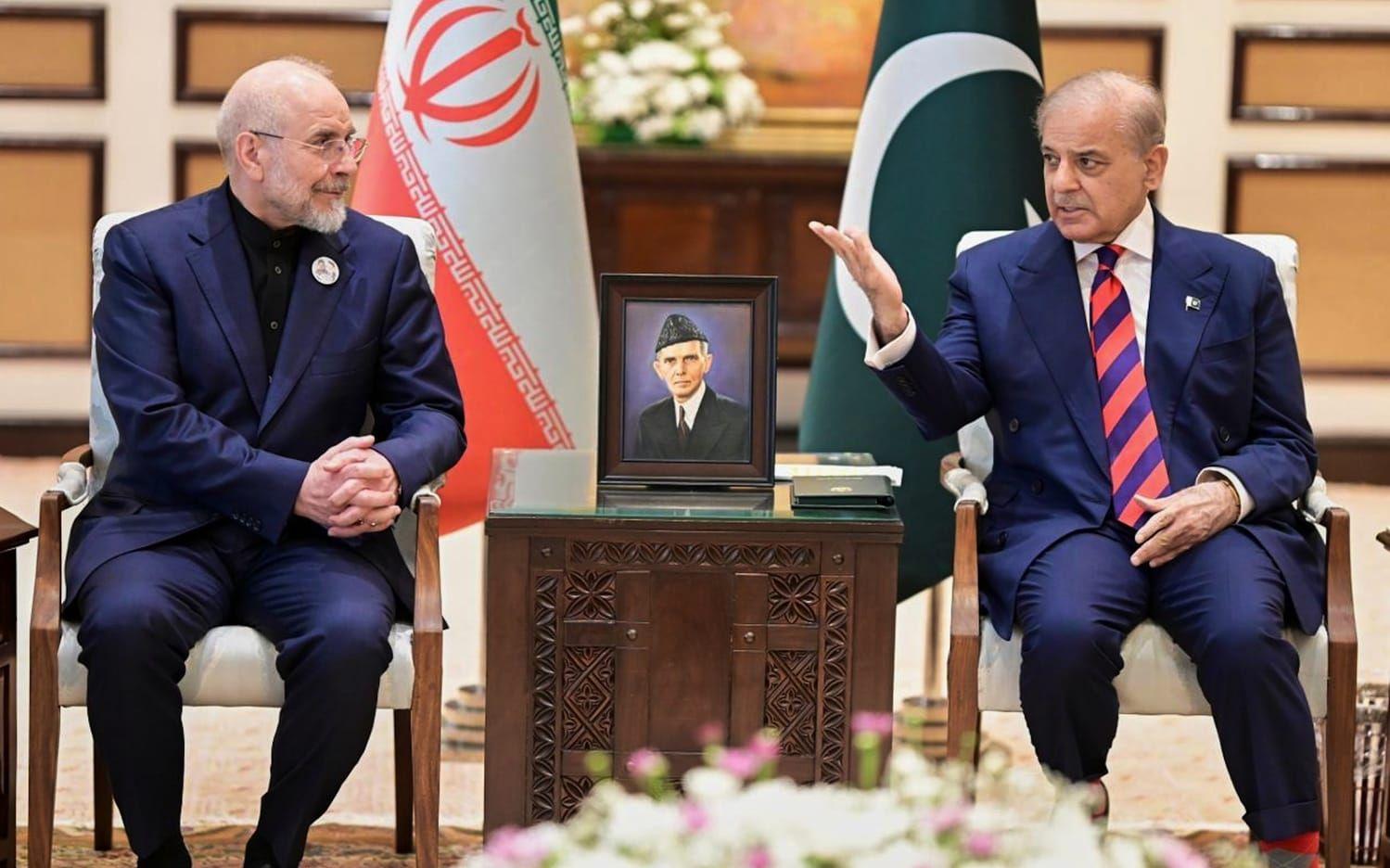Iranska parlamentets talman Mohammad Bagher Ghalibaf och Pakistans premiärminister Shehbaz Sharif den 11 april, i samband med den förra samtalsrundan i Islamabad.