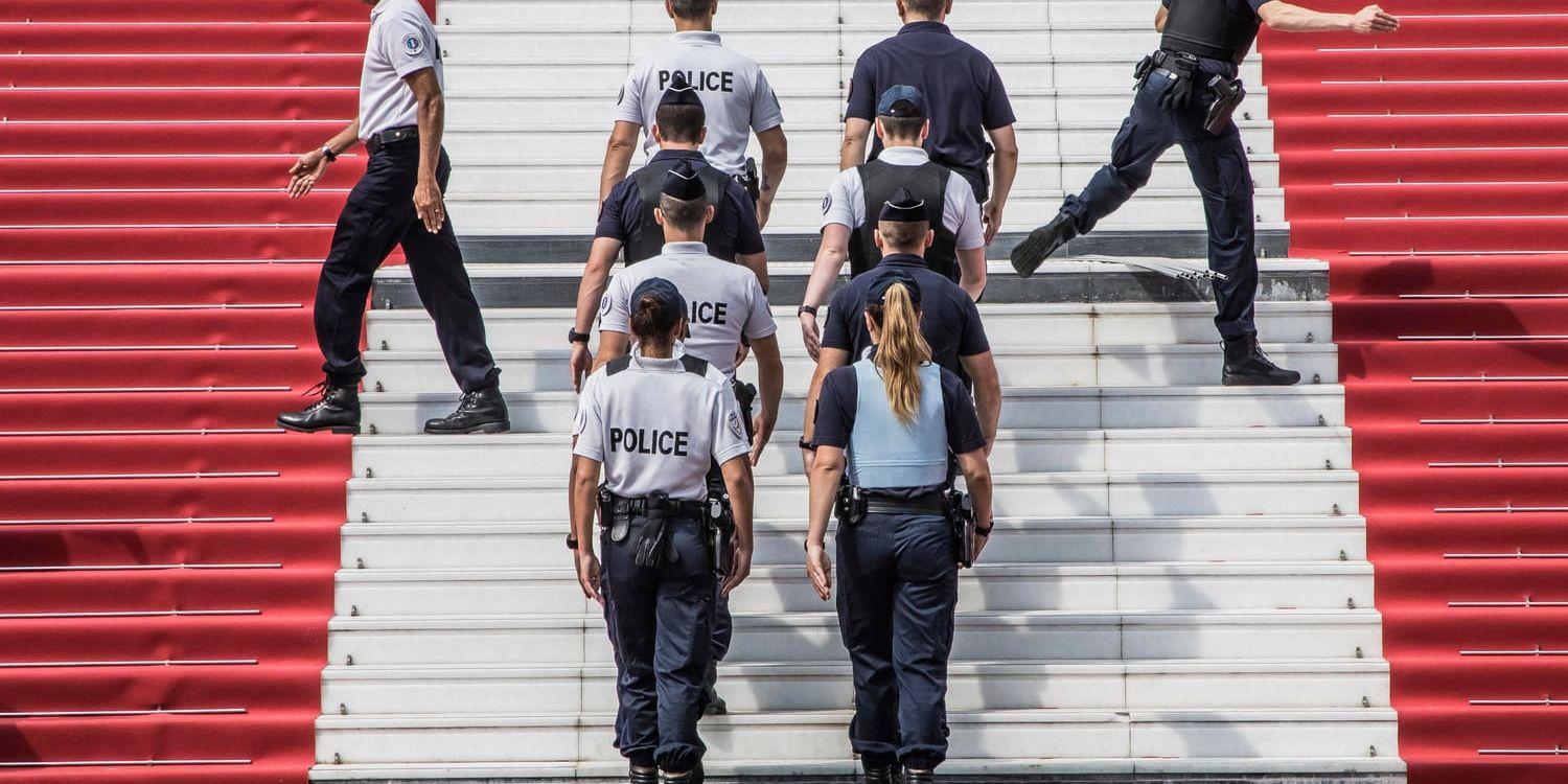 En grupp poliser deltar i en säkerhetsövning i Cannes tidigare i veckan – festivalen omgärdas numera av rigorös säkerhet.