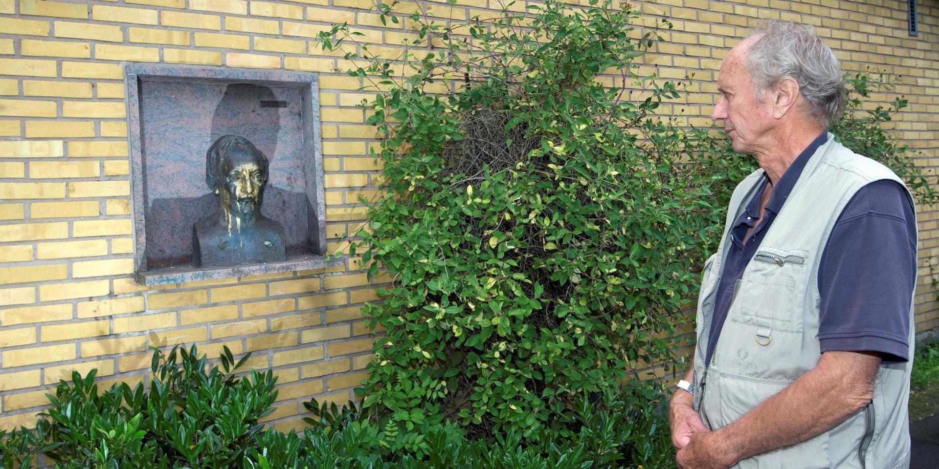 Statyetten av Fredrik Ström, författare och politiker, har blivit vandaliserad. Barnbarnet Kåre Ström reagerar. 