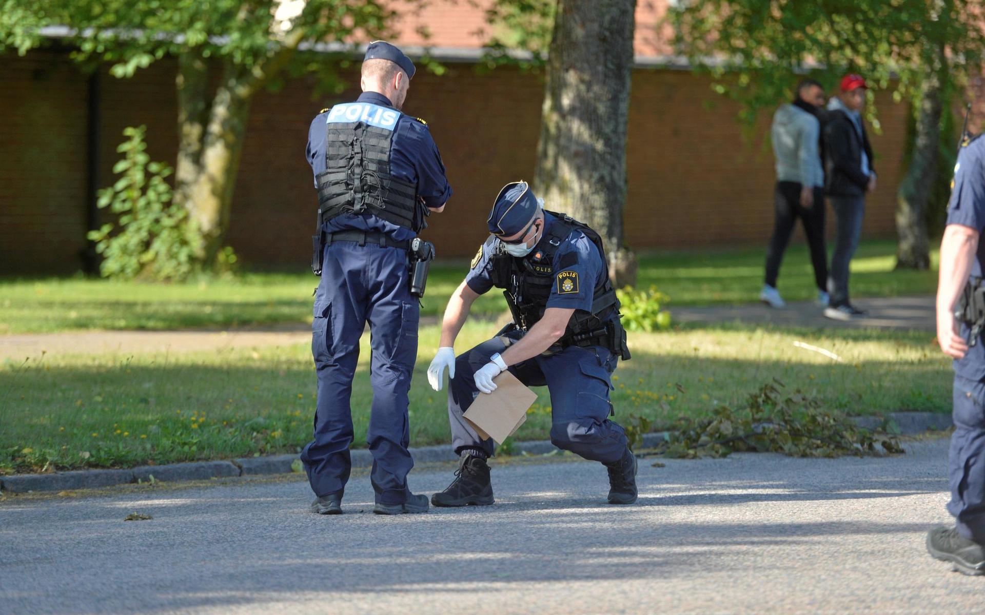 Med hjälp av en vapensökshund kunde polisen hitta och säkra spår efter skottlossningen i korsningen Carl Kuylenstjernas väg och Maratonvägen.