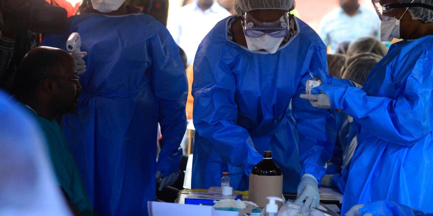 Sjukvårdsarbetare från WHO förbereder ebola-vaccinationer av hjälparbetare i Beni i nordöstra Kongo-Kinshasa, tidigare i augusti.