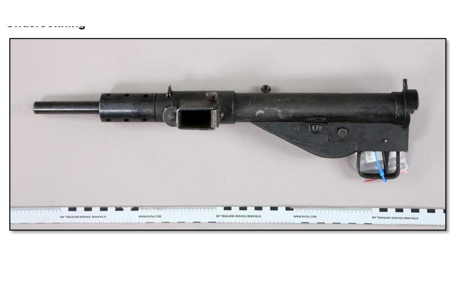 En kulsprutepistol i kaliber 9 mm. Enligt samlaren hade han fått den av en norsk motståndsman, till samlingen. Obrukbart i sitt nuvarande skick, men kräver ändå licens vilket mannen saknade. Bild: Polisen