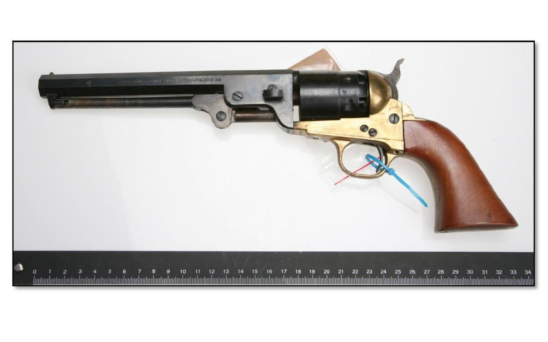 En revolver av singel aktion-typ i kaliber .44. Licens saknades. Bild: Polisen