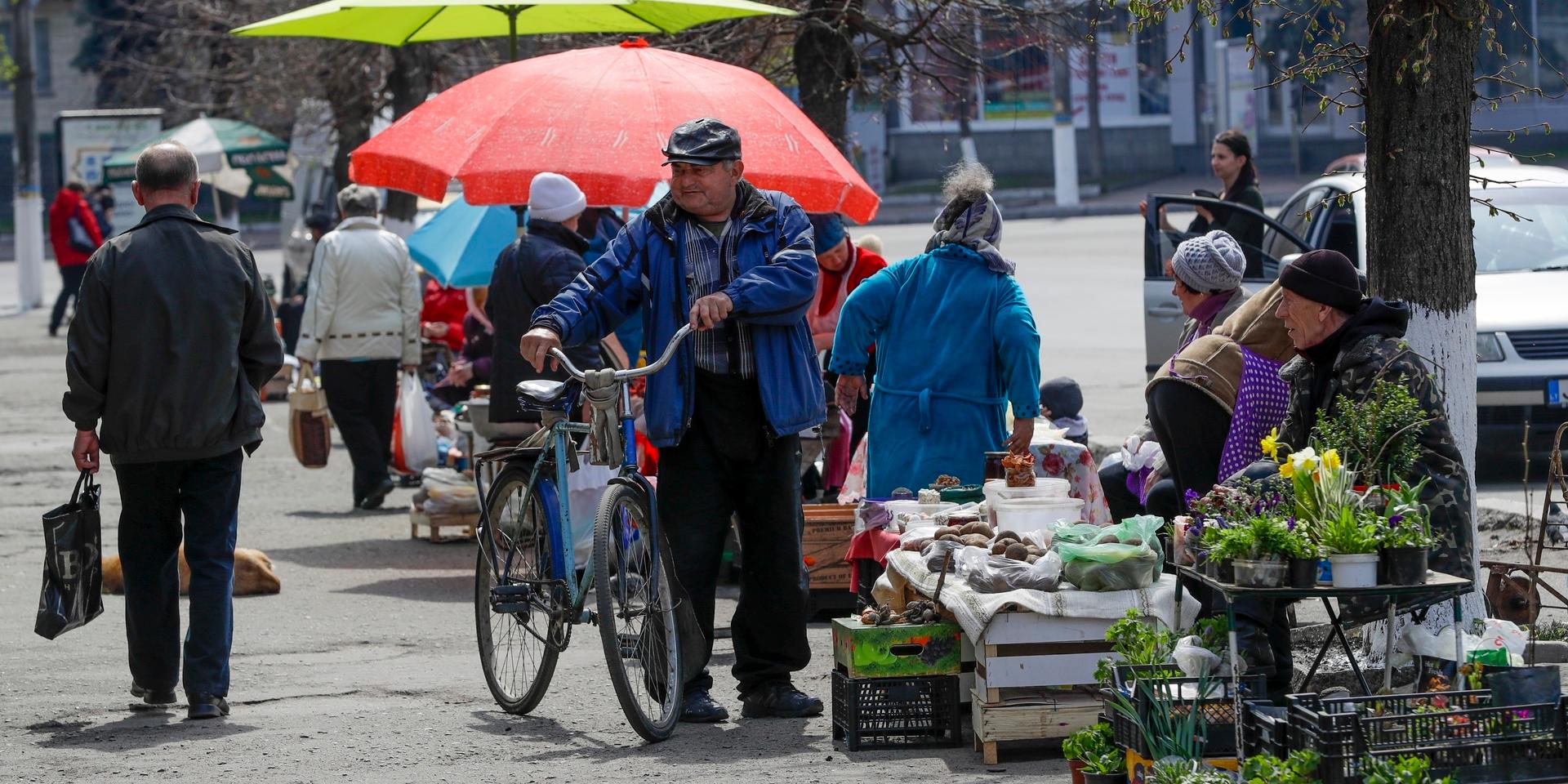 Grönsaksförsäljare i Vasilkiv söder om Kiev i april.